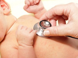 medico-examinando-coracao-do-bebe-0000000000000cc0